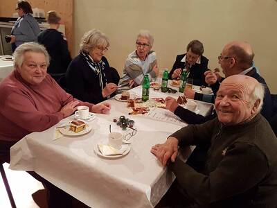 Konzert, Pfarrkaffee, Adventkranz flechten