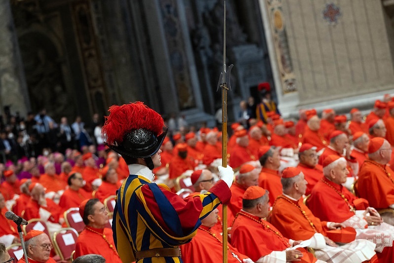  Von Montag bis Dienstagabend tagen die aus aller Welt angereisten Kardinäle unter Ausschluss der Öffentlichkeit in der vatikanischen Audienzhalle.
