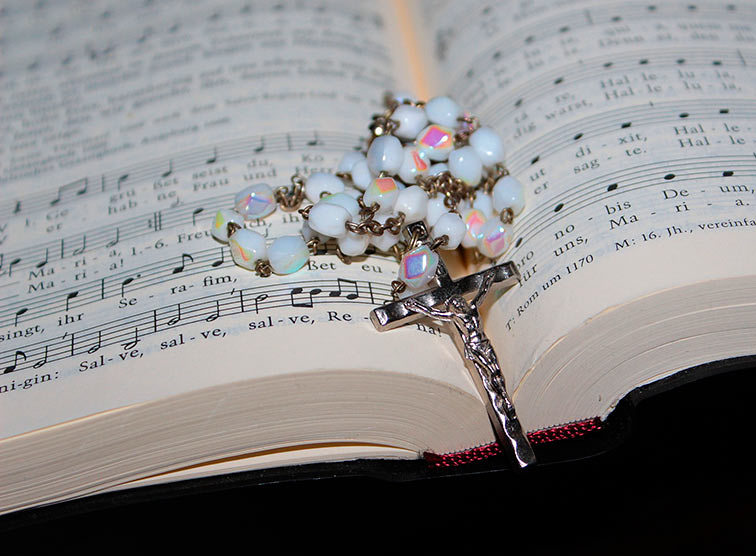 Rosenkranz und Gesangsbuch