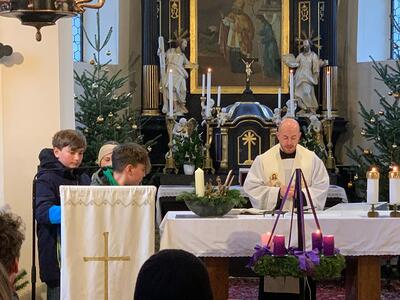 Krippenandacht in der Kirche in Ameis