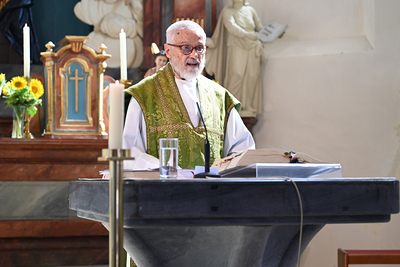 Pater Norbert Kalcher feierte Gottesdienst und segnete die Fahrzeuge