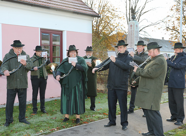 Die Jagdhornbläsergruppe Buchberg hat auch nach der heiligen Messe bei der Agape einige Stücke zum Besten gegeben.