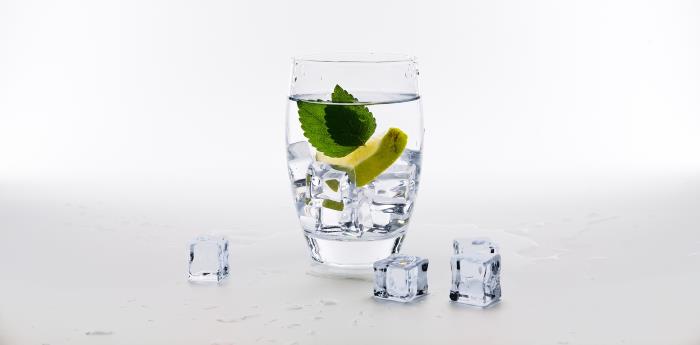 Glas mit Wasser und Eiswürfeln