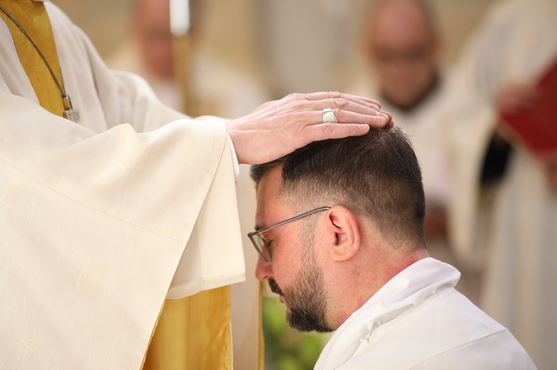 Am Samstag, 22. April 2023, weihte Weihbischof Franz Scharl, die drei Priesteramtskandidaten der Erzdiözese Wien zu Diakonen. Durch die Weihe in der Pfarrkirche Lichental sind die nun Mitarbeiter des Bischofs in der Verkündigung der frohen Botschaft,