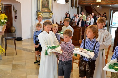Neue Minis in die Ministrantenschar aufgenommen.