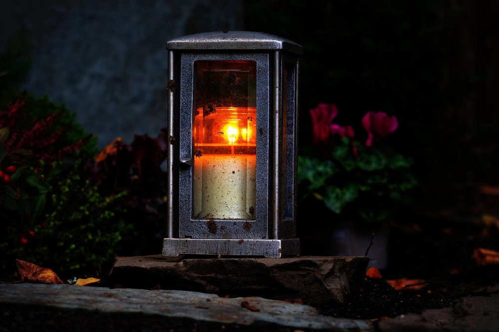 Brennende Grabkerze / iStock/GERD HARDER, Gerd Harder Brennende Grabkerze