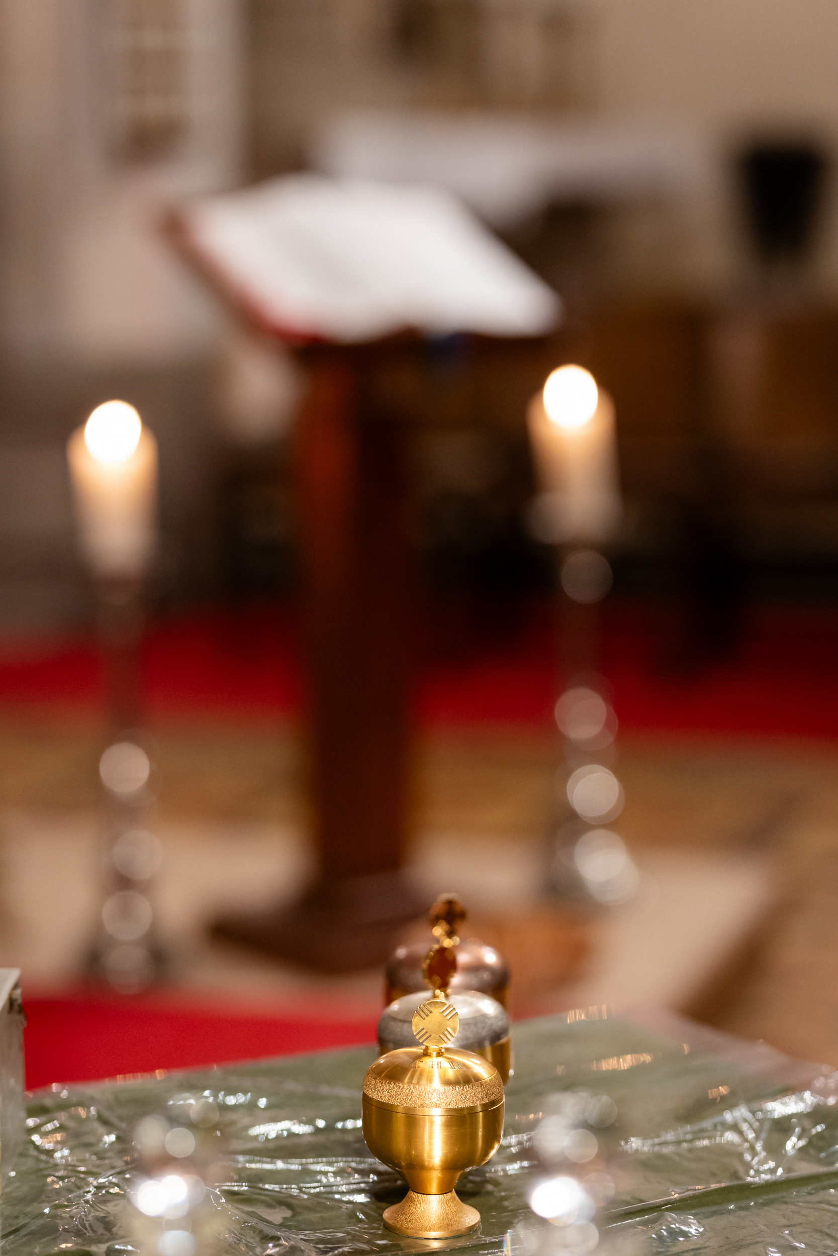 Öle vor dem Altar