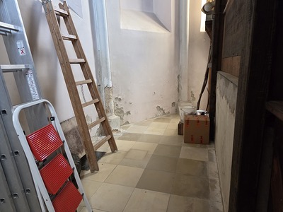 Ausräumen hinter dem Hochaltar