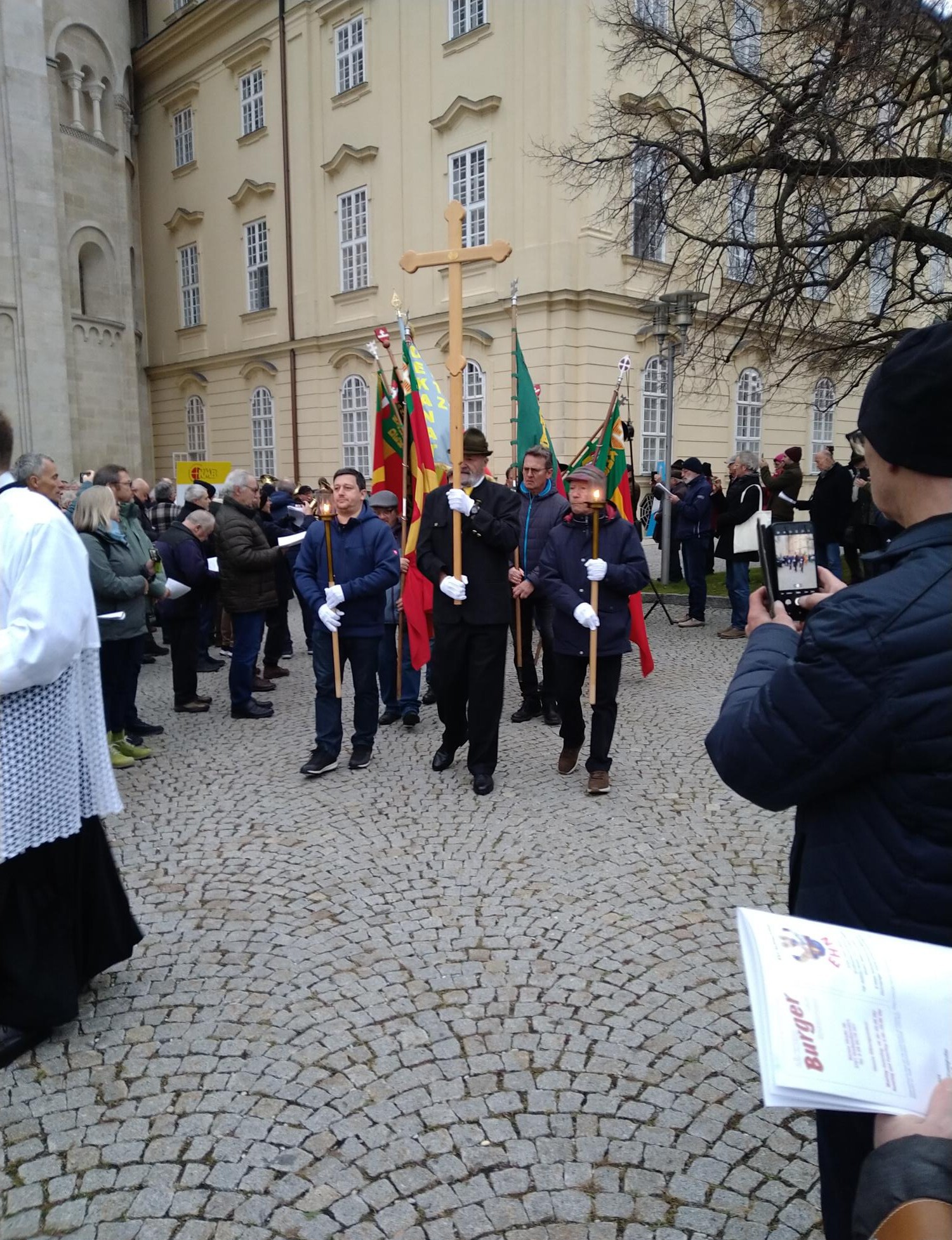 Einzug Kreuz und Fahnen