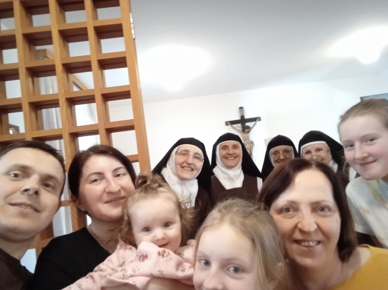 Die Karmelitinnen von St. Josef und St. Teresa Innsbruck geben einer ukrainischen Familie Herberge