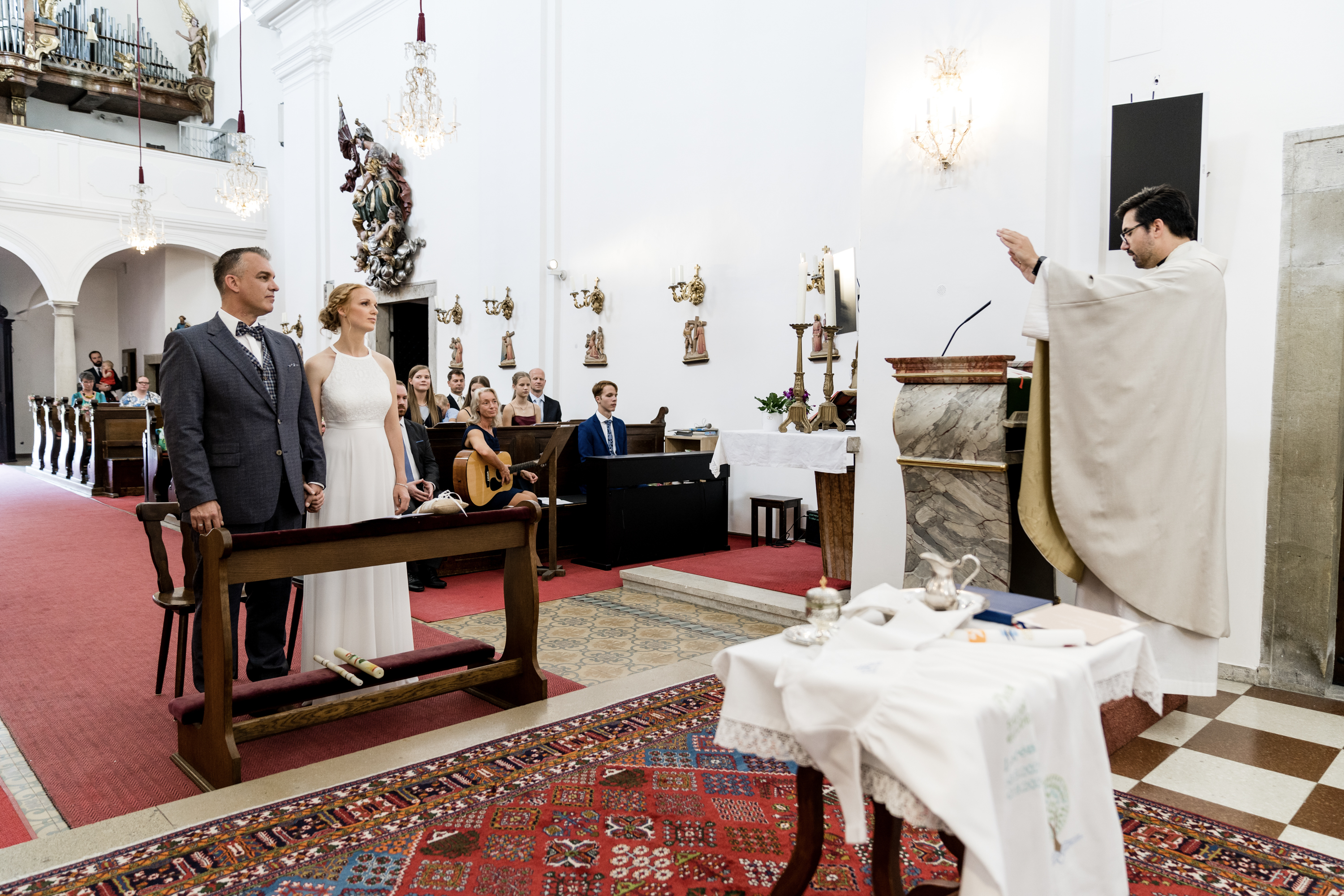 In der katholischen Kirche ist die Ehe ein Sakrament, also ein Zeichen, dass sich die Eheleute gegenseitig spenden. Im Sakrament der Ehe wird gefeiert, dass Gottes Treue in der Liebe zweier Menschen sichtbar wird. Gott schenkt im Sakrament den Eheleu