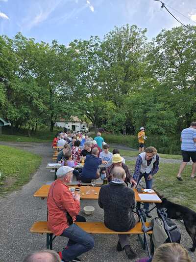 Gottesdienst und Pfarrheurigen in Ameis