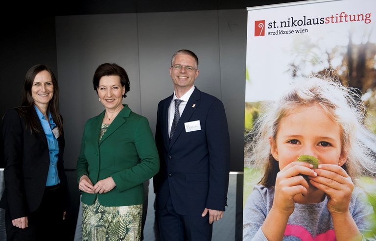 BILD zu OTS - v.l.n.r. Susanna Haas, PŠdagogische Leiterin St. Nikolausstiftung, Gabriele Heinisch-Hosek, Ministerin fŸr Bildung und Frauen und Elmar Walter, GeschŠftsfŸhrer St. Nikolausstiftung. 