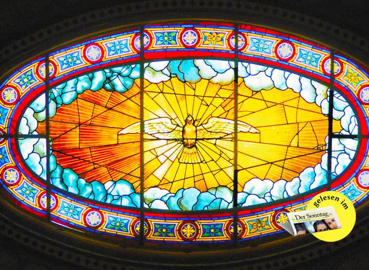Heiliger Geist als Taube, Glasfenster