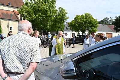 Pater Norbert Kalcher feierte Gottesdienst und segnete die Fahrzeuge