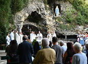 Wallfahrtsmesse bei der Lourdesgrotte im Wienerwald mit Erzbischof Josef Grünwidl.