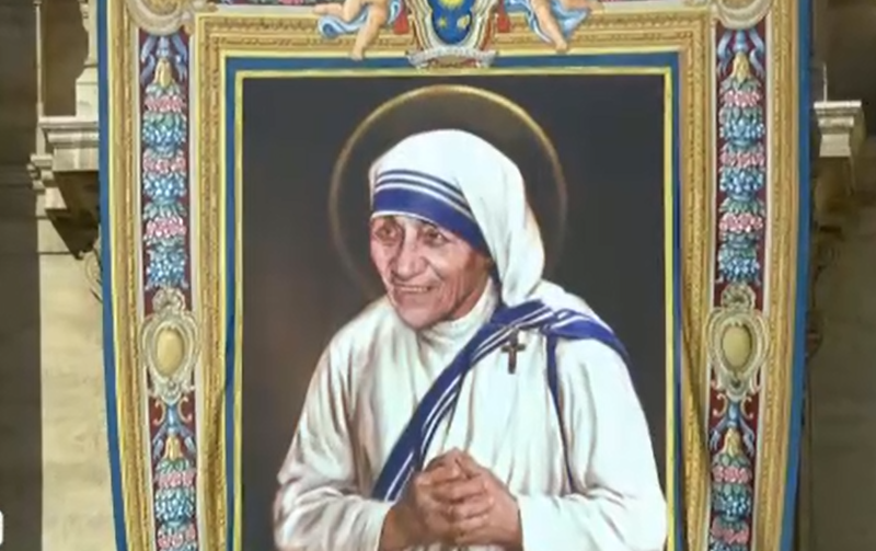 Mutter Teresa ist jetzt offiziell heilig