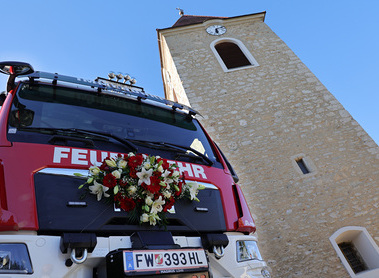 Segnung Feuerwehrfahrzeug / Christian ANDRE Das neue Hilfeleistungsfahrzeug HLF 2 vor der Pfarrkirche