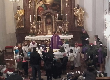 Alle Kinder singen zusammen im Altarraum das Vaterunser