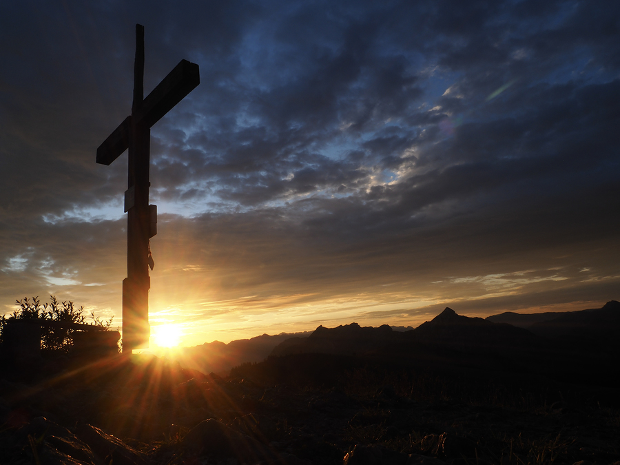 Das Kreuz ist das Symbol des Christentums schlechthin. Am Konzil von Ephesus (431 n. Chr.) wurde das Kreuz offiziell Symbol für das Christentum. Für Christen ist das Kreuz Zeichen unserer Zugehörigkeit zu Jesus und der Liebe Gottes zu den Menschen. D