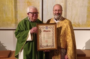 Pfarrer Viktor Kurmanowytsch mit GV Yuriy Kolasa / Flugfelder Pfarrgemeinde St.Anton Pfarrer Viktor Kurmanowytsch mit GV Yuriy Kolasa