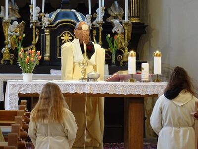 Pater Nicholas beim Gottesdienst am Gründonnerstag