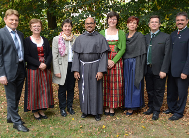 Pater Nicholas Thenammakkal mit Pfarrgemeinderäten und Bürgermeister