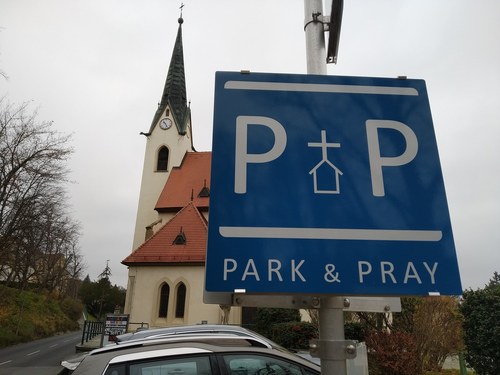 Park + Pray vor der offenen Kirche