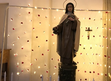 Die Therese vom Neukloster vor der Lichtinstallation 'Rosenregen' von Lukas Lederer