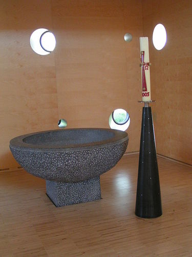 Taufbecken, hell und warm der von Holz geprägte Raum