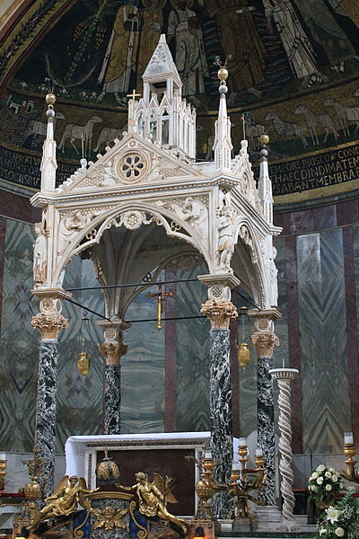 Im Zentrum der Altar unter dem "Ciborium"