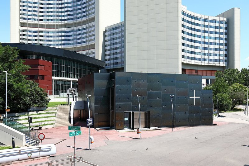 Die Donaucity-Kirche auf der Platte vor der UNO-City