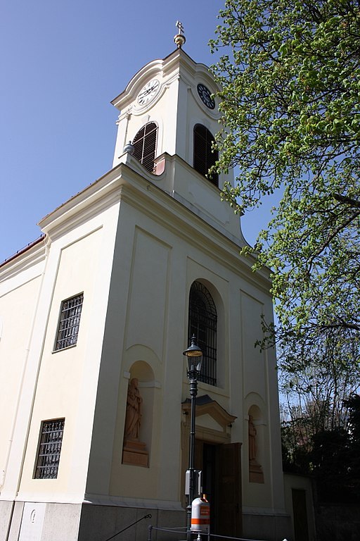 Die Türe der Ägydiuskirche steht offen