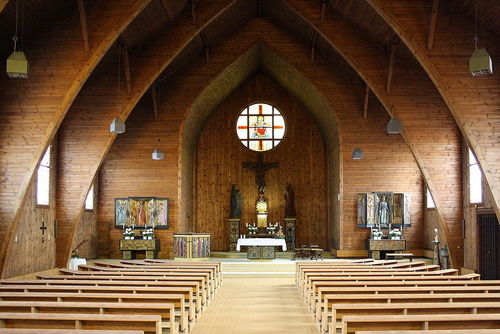 Ganz in Holz, die Kirche vom Augarten.