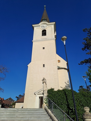 Radln+Betn  Stadtpfarrkirche hollabrunn