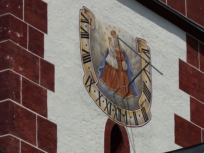 Maria Pfarr - auch bei der Sonnenuhr die Muttergootes - eine echte Wallfahrtskirche eben.