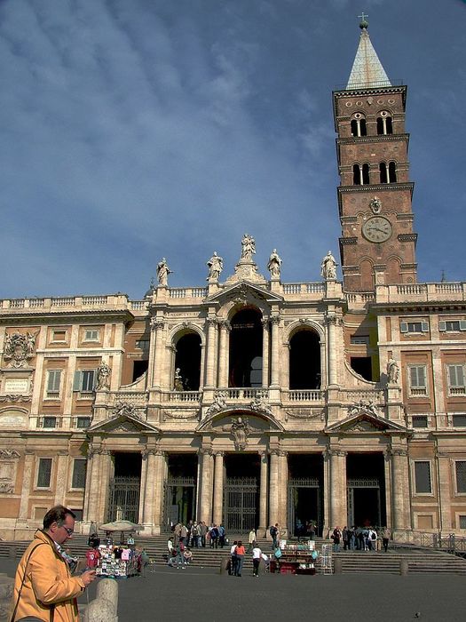 Der Eingangsbereich der Basilika mit der Heiligen Pforte