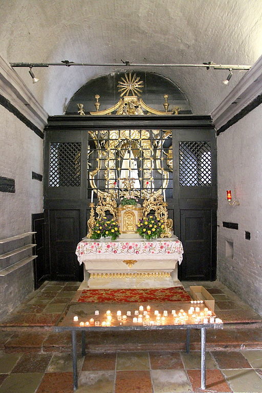 Im Hl. Haus, wo die hl. Familie gelebt hatte. Die Kopie hilft das Leben Jesu zu betrachten. 