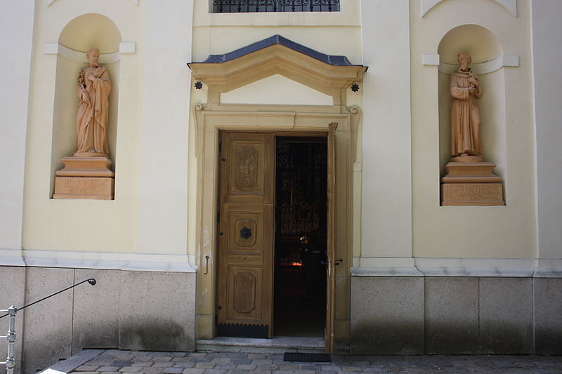 Offen, doch leider mit Gitter im Kirchenraum