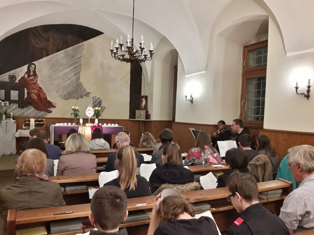 Wir haben die Schönheit der eucharistischen Anbetung auf Pfarrebene entdeckt. Da die Akzeptanz sehr positiv war, haben wir uns entschlossen, die Feier weiterhin monatlich anzubieten. Daraus ist ein spiritueller Schwerpunkt in der Suche nach Kreativit