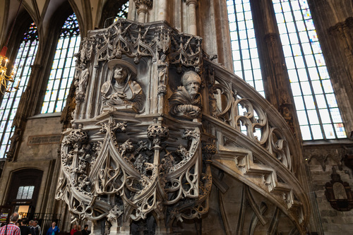 Hell leuchtet es in den Stephansdom, wo man auch mit Kindern willkommen ist.