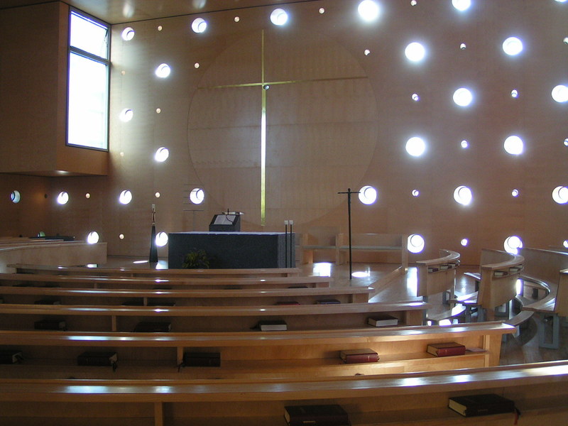 Das Morgenlicht dringt durch die Fenster der klassisch orientierten Kirche 